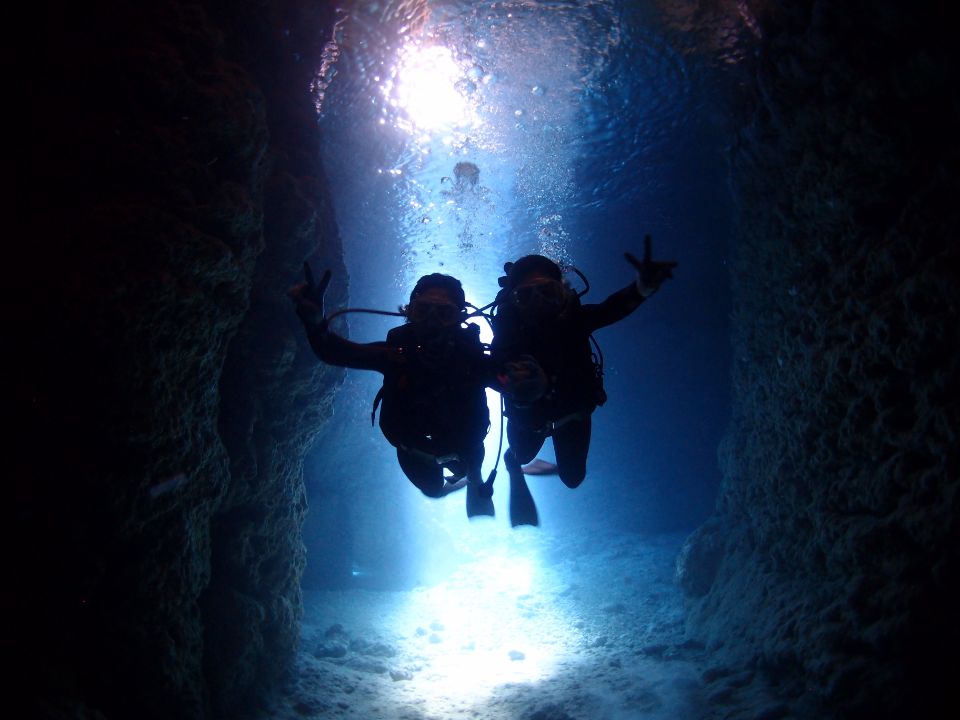 ボートで行く青の洞窟体験ダイビング