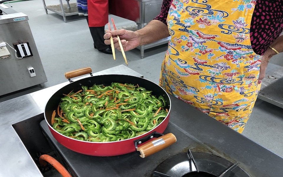 【恩納村観光協会】あずまさんの沖縄家庭料理体験（2人）