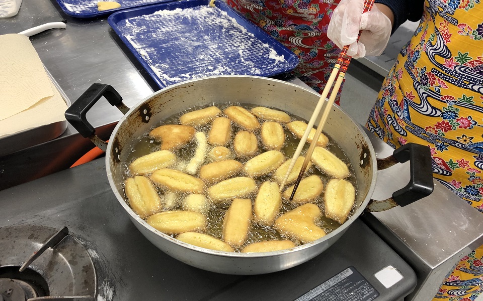 【恩納村観光協会】花城さんの沖縄伝統菓子作り体験（2人）
