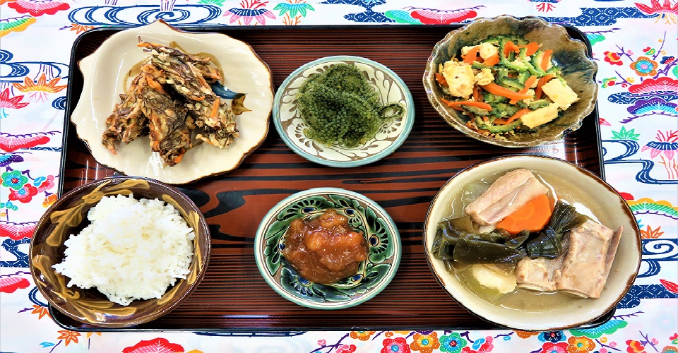 【恩納村観光協会】あずまさんの沖縄家庭料理体験（2人）